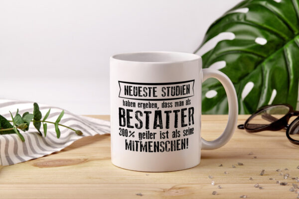 Neuste Studien: Bestatter | Bestattung | Totengräber - Tasse Weiss - Kaffeetasse / Geschenk / Familie