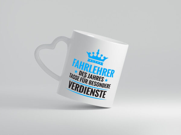 Besonderer Verdienst: Fahrlehrer | Fahrschule - Herzhenkel Tasse - Kaffeetasse / Geschenk / Familie