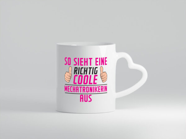 Richtig Coole Mechatronikerin | KFZ | Werkstatt - Herzhenkel Tasse - Kaffeetasse / Geschenk / Familie