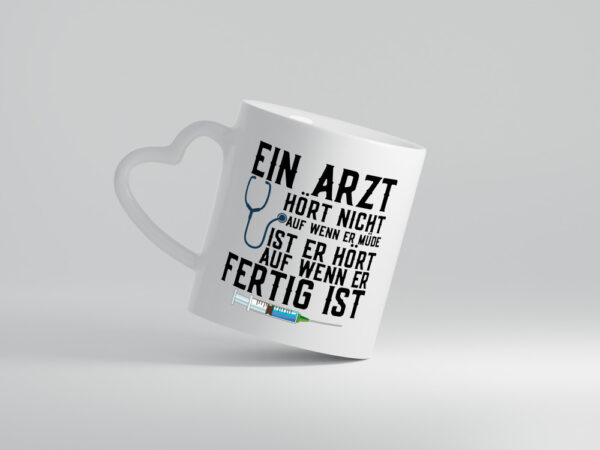 Ein Arzt hört nicht auf | Klinik | Statement | Stethoskop - Herzhenkel Tasse - Kaffeetasse / Geschenk / Familie