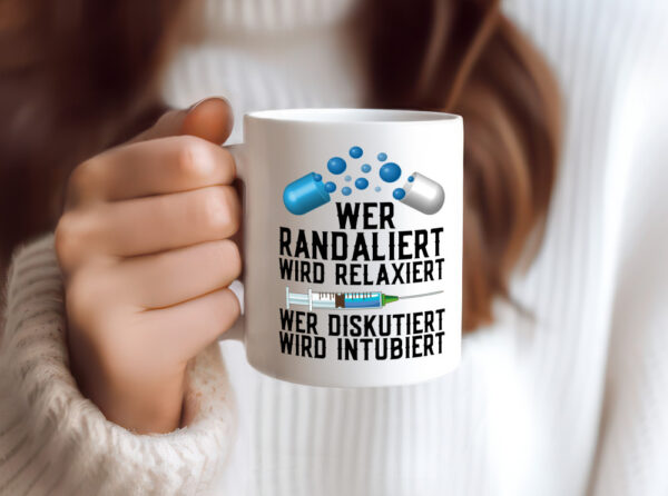 Wer randaliert wird relaxiert | Arzt | Spritze | Pillen - Tasse Weiss - Kaffeetasse / Geschenk / Familie