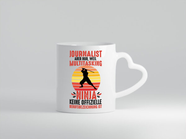 Journalist weil Multitasking Ninja kein Beruf ist - Herzhenkel Tasse - Kaffeetasse / Geschenk / Familie
