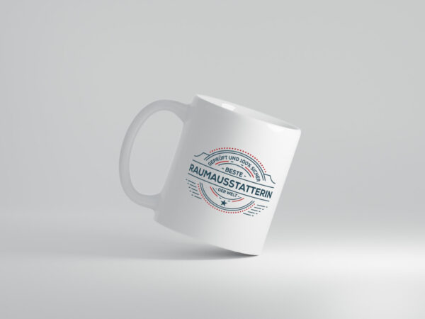Geprüft und sicher: Raumausstatterin | Wohn Ausstatterin - Tasse Weiss - Kaffeetasse / Geschenk / Familie
