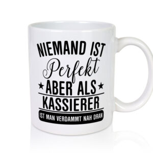 Verdammt nah dran: Kassierer - Tasse Weiss - Kaffeetasse / Geschenk / Familie