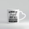Verdammt nah dran: Bankkaufmann | Kaufmann | Bank Kaufleute - Herzhenkel Tasse - Kaffeetasse / Geschenk / Familie