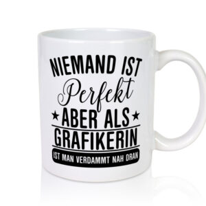 Verdammt nah dran: Grafikerin | Grafik Design - Tasse Weiss - Kaffeetasse / Geschenk / Familie