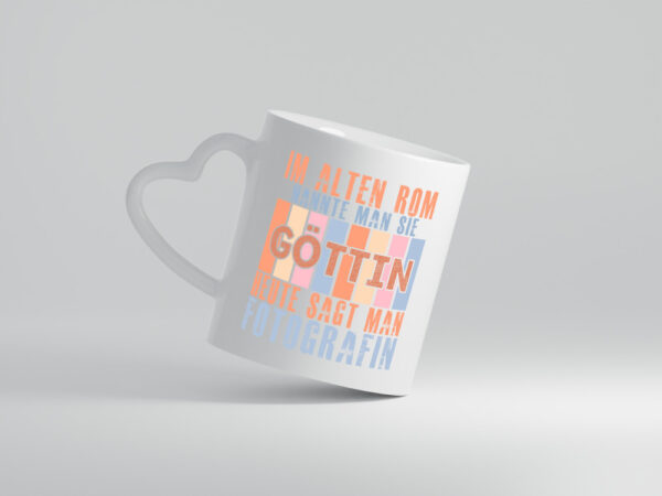 Heute sagt man: Fotografin | Fotografie | Kamera - Herzhenkel Tasse - Kaffeetasse / Geschenk / Familie