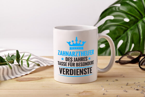 Besonderer Verdienst: Zahnarzthelfer | Zahnmedizin - Tasse Weiss - Kaffeetasse / Geschenk / Familie