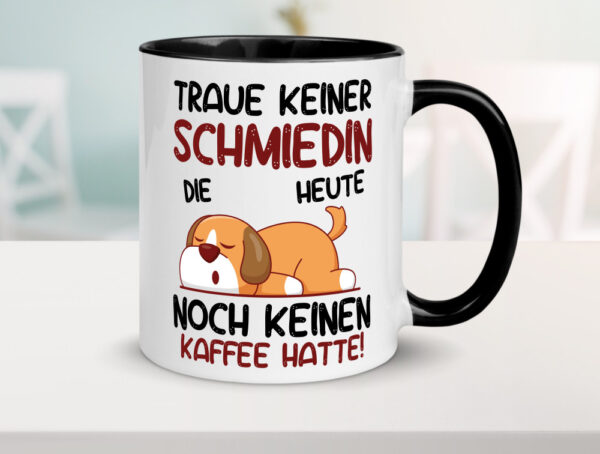 Traue keiner Schmiedin | Schmied | Schmiederei Farbige Tasse - Kaffeetasse / Geschenk / Familie