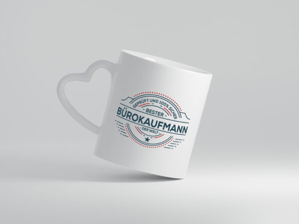 Geprüft und sicher: Bürokaufmann | Kaufmann - Herzhenkel Tasse - Kaffeetasse / Geschenk / Familie