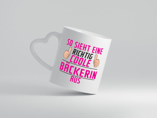 Richtig Coole Bäckerin | Bäckerei | Frauen | Backen - Herzhenkel Tasse - Kaffeetasse / Geschenk / Familie