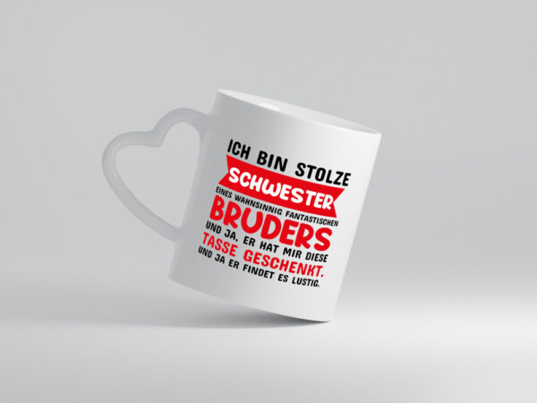 Ich bin stolze Schwester - Herzhenkel Tasse - Kaffeetasse / Geschenk / Familie