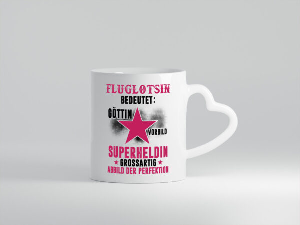 Bedeutung von Fluglotsin | Flughafen | Flugverkehr - Herzhenkel Tasse - Kaffeetasse / Geschenk / Familie