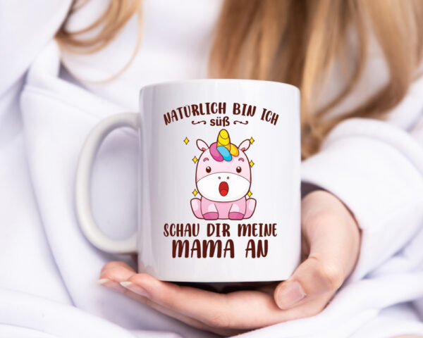 Ich bin süß schau dir meine Mama an | Muttertag | Einhorn - Tasse Weiss - Kaffeetasse / Geschenk / Familie