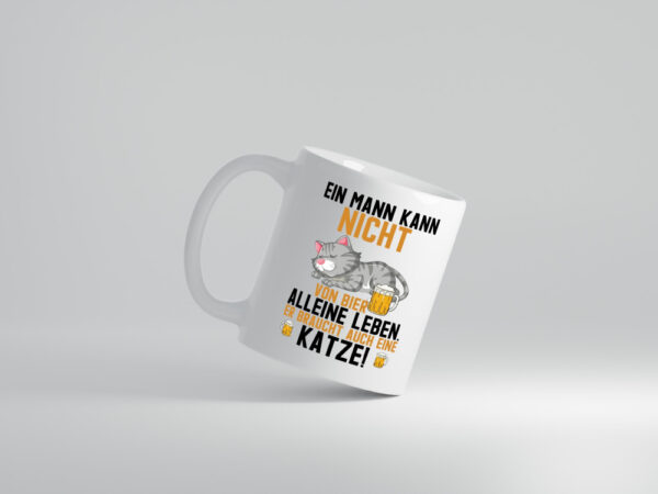 Von Bier leben | Mann braucht eine Katze | Katzenliebhaber - Tasse Weiss - Kaffeetasse / Geschenk / Familie