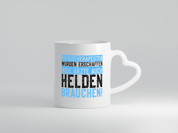 Physiotherapeut | Helden | Therapeutin | lustiger Spruch - Herzhenkel Tasse - Kaffeetasse / Geschenk / Familie