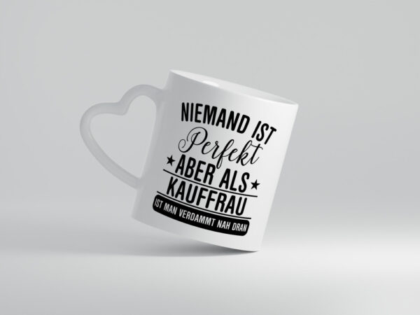 Verdammt nah dran: Kauffrau | Kauffrauen - Herzhenkel Tasse - Kaffeetasse / Geschenk / Familie