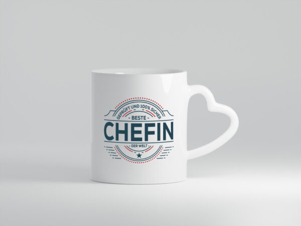 Geprüft und sicher: Chefin | Führungskraft | Vorgesetzte - Herzhenkel Tasse - Kaffeetasse / Geschenk / Familie