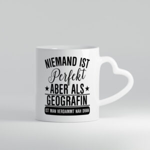 Verdammt nah dran: Geografin | Geografie - Herzhenkel Tasse - Kaffeetasse / Geschenk / Familie