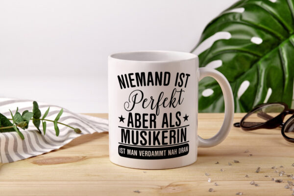 Verdammt nah dran: Musikerin | Musik | Musikantin - Tasse Weiss - Kaffeetasse / Geschenk / Familie