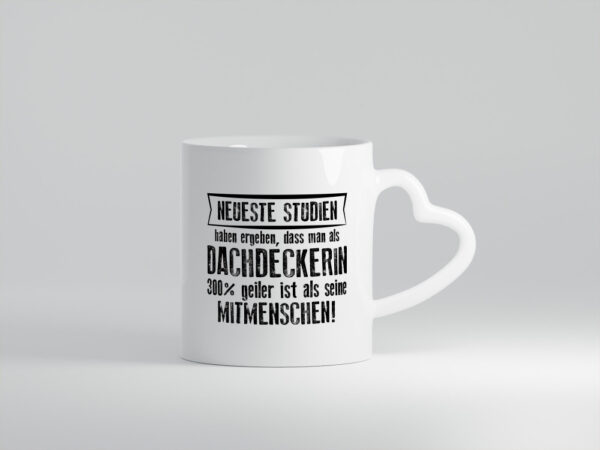Neuste Studien: Dachdeckerin | Dachbau | Hausbau - Herzhenkel Tasse - Kaffeetasse / Geschenk / Familie