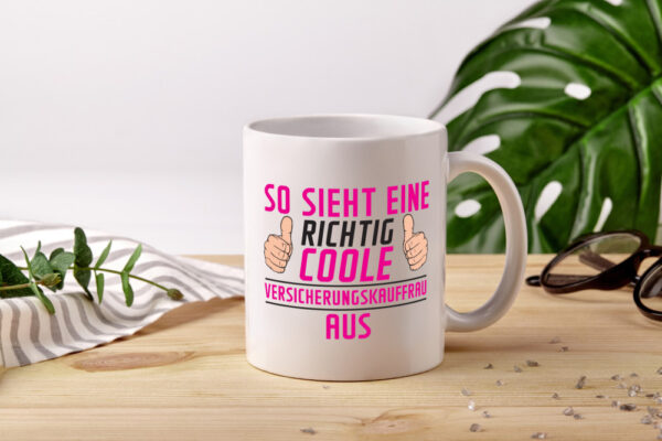 Richtig Coole Versicherungskauffrau | Kauffrau - Tasse Weiss - Kaffeetasse / Geschenk / Familie