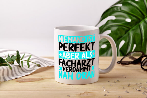 Niemand ist perfekt | Facharzt | Ärzte | Selbstbewusst - Tasse Weiss - Kaffeetasse / Geschenk / Familie