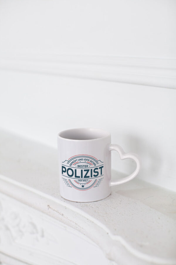 Geprüft und sicher: Polizist | Polizei - Herzhenkel Tasse - Kaffeetasse / Geschenk / Familie
