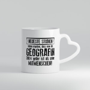 Neuste Studien: Geografin | Geografie - Herzhenkel Tasse - Kaffeetasse / Geschenk / Familie