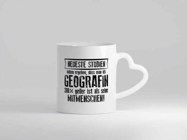 Neuste Studien: Geografin | Geografie - Herzhenkel Tasse - Kaffeetasse / Geschenk / Familie