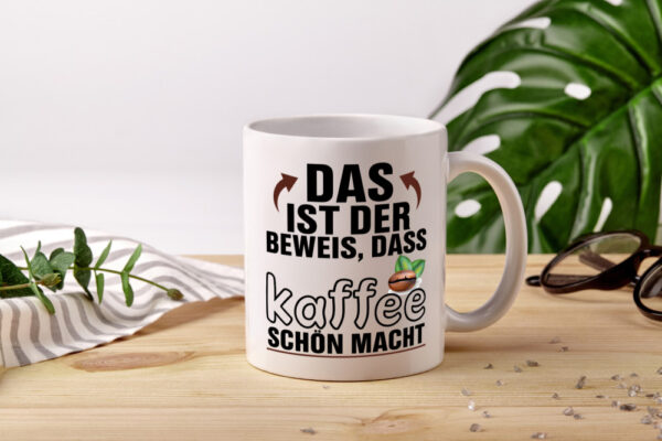 Kaffee macht schön | Spruch Tasse | Witz | Humor - Tasse Weiss - Kaffeetasse / Geschenk / Familie