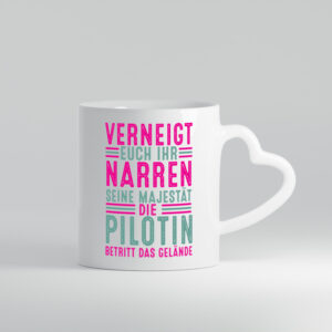 Verneigt euch: Pilotin | Definition Piloten - Herzhenkel Tasse - Kaffeetasse / Geschenk / Familie