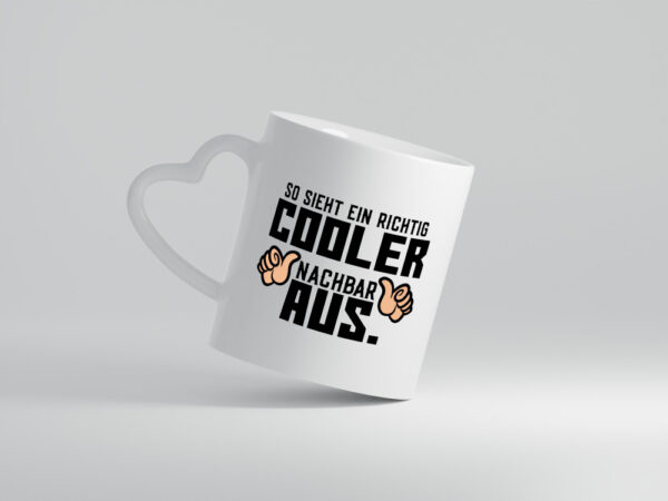 Richtig cooler Nachbar | Nachbarin | Daumen hoch | Spruch - Herzhenkel Tasse - Kaffeetasse / Geschenk / Familie