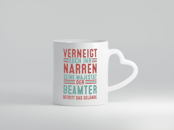 Verneigt euch: Beamter | Verbeamtung | Dienst - Herzhenkel Tasse - Kaffeetasse / Geschenk / Familie