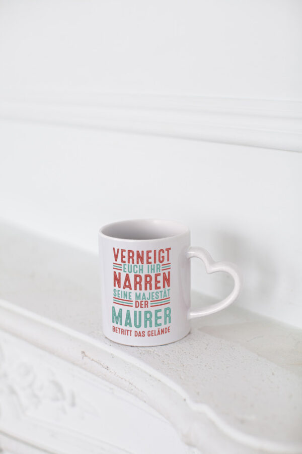 Verneigt euch: Maurer | Bau | Handwerker - Herzhenkel Tasse - Kaffeetasse / Geschenk / Familie