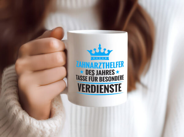 Besonderer Verdienst: Zahnarzthelfer | Zahnmedizin - Tasse Weiss - Kaffeetasse / Geschenk / Familie