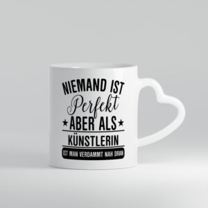 Verdammt nah dran: Künstlerin| Kunst - Herzhenkel Tasse - Kaffeetasse / Geschenk / Familie