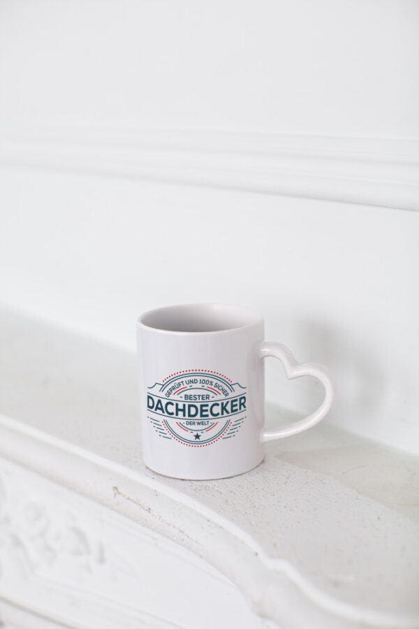 Geprüft und sicher: Dachdecker | Dachbau | Hausbau - Herzhenkel Tasse - Kaffeetasse / Geschenk / Familie