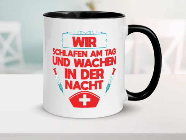 Wir schlafen am Tag | Krankenschwester | Nachtschicht Farbige Tasse - Kaffeetasse / Geschenk / Familie