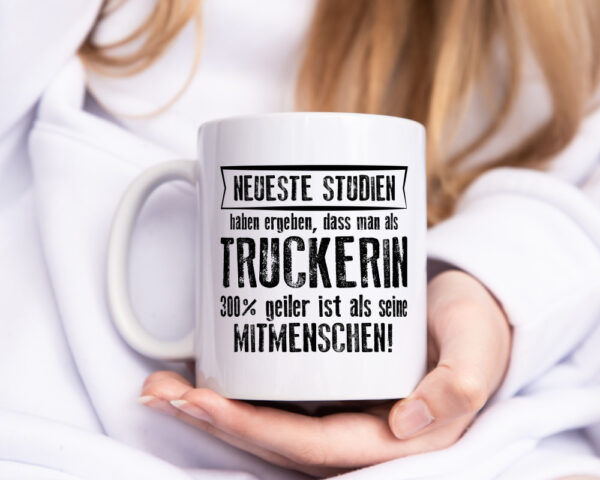 Neuste Studien: Truckerin | LKW Fahrerin - Tasse Weiss - Kaffeetasse / Geschenk / Familie