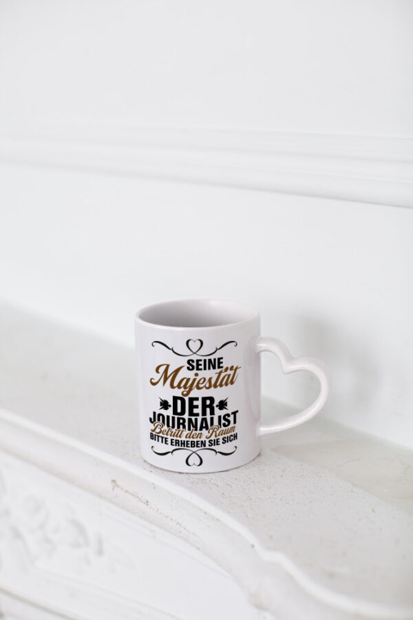 Der Jounalist betritt den Raum erheben sie sich - Herzhenkel Tasse - Kaffeetasse / Geschenk / Familie