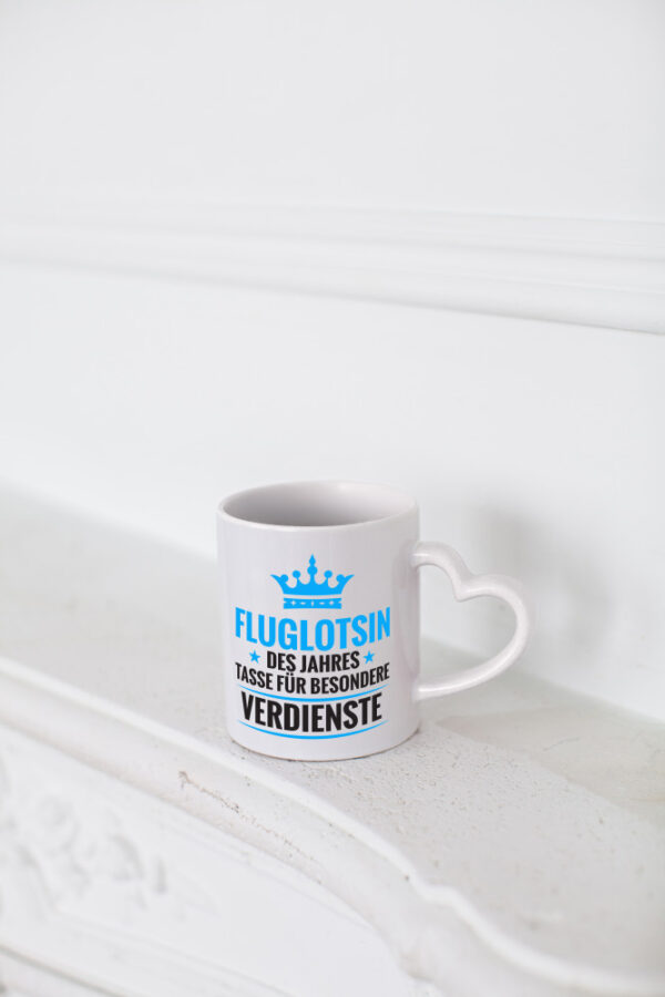 Besonderer Verdienst: Fluglotsin | Flughafen | Flugverkehr - Herzhenkel Tasse - Kaffeetasse / Geschenk / Familie