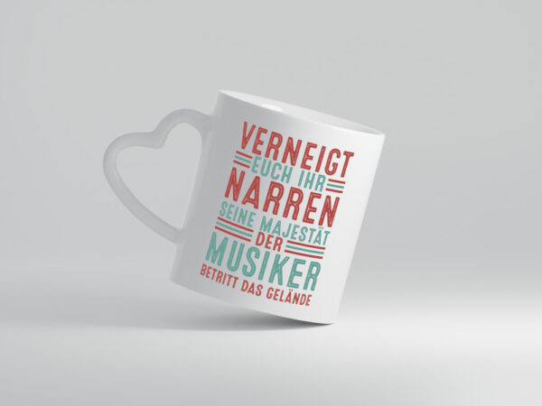 Verneigt euch: Musiker | Musik | Musikant - Herzhenkel Tasse - Kaffeetasse / Geschenk / Familie