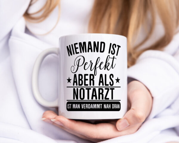 Verdammt nah dran: Notarzt | Arzt - Tasse Weiss - Kaffeetasse / Geschenk / Familie