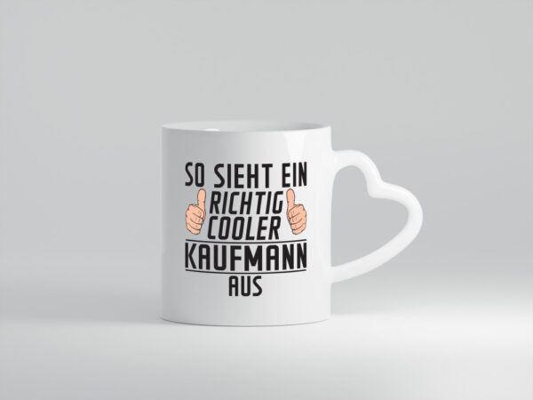 Richtig Cooler Kaufmann Kaufmänner - Herzhenkel Tasse - Kaffeetasse / Geschenk / Familie