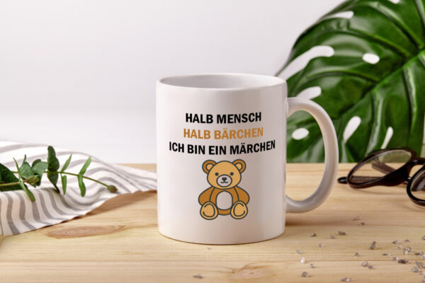 Halb Mensch Halb Bärchen | Ich bin ein Märchen | bär - Tasse Weiss - Kaffeetasse / Geschenk / Familie