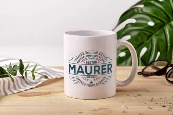 Geprüft und sicher: Maurer | Bau | Handwerker - Tasse Weiss - Kaffeetasse / Geschenk / Familie