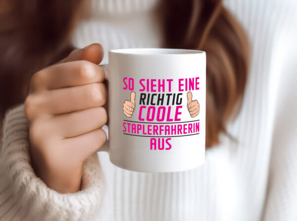 Richtig Coole Staplerfahrerin | Gabelstapler - Tasse Weiss - Kaffeetasse / Geschenk / Familie