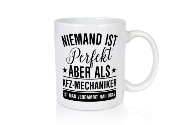 Verdammt nah dran: KFZ-Mechaniker | Werkstatt | Mechaniker - Tasse Weiss - Kaffeetasse / Geschenk / Familie