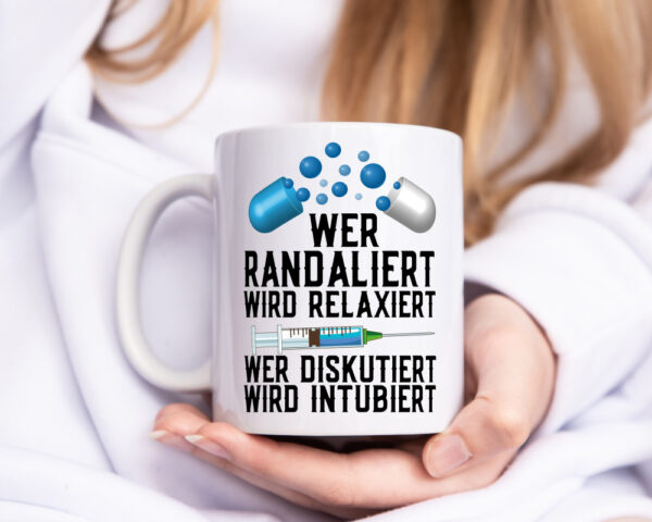 Wer randaliert wird relaxiert | Arzt | Spritze | Pillen - Tasse Weiss - Kaffeetasse / Geschenk / Familie